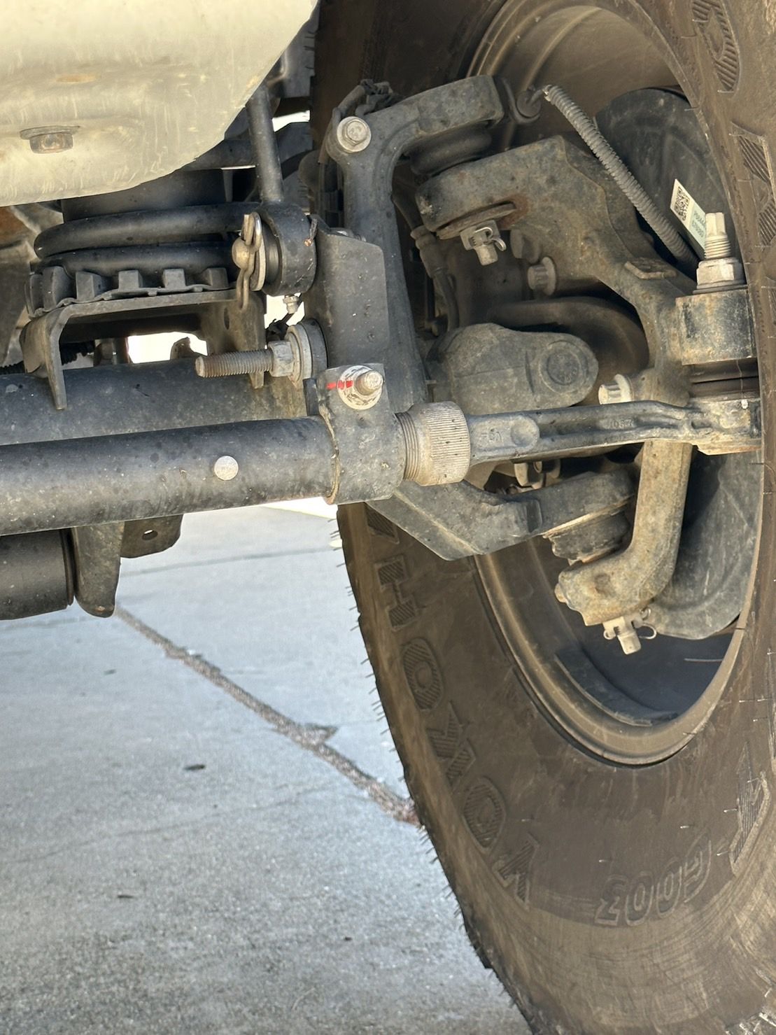 Die Querlenker verbinden die Reifen mit dem Fahrwerk, bieten Unterstützung und verbessern die Kontrolle.
